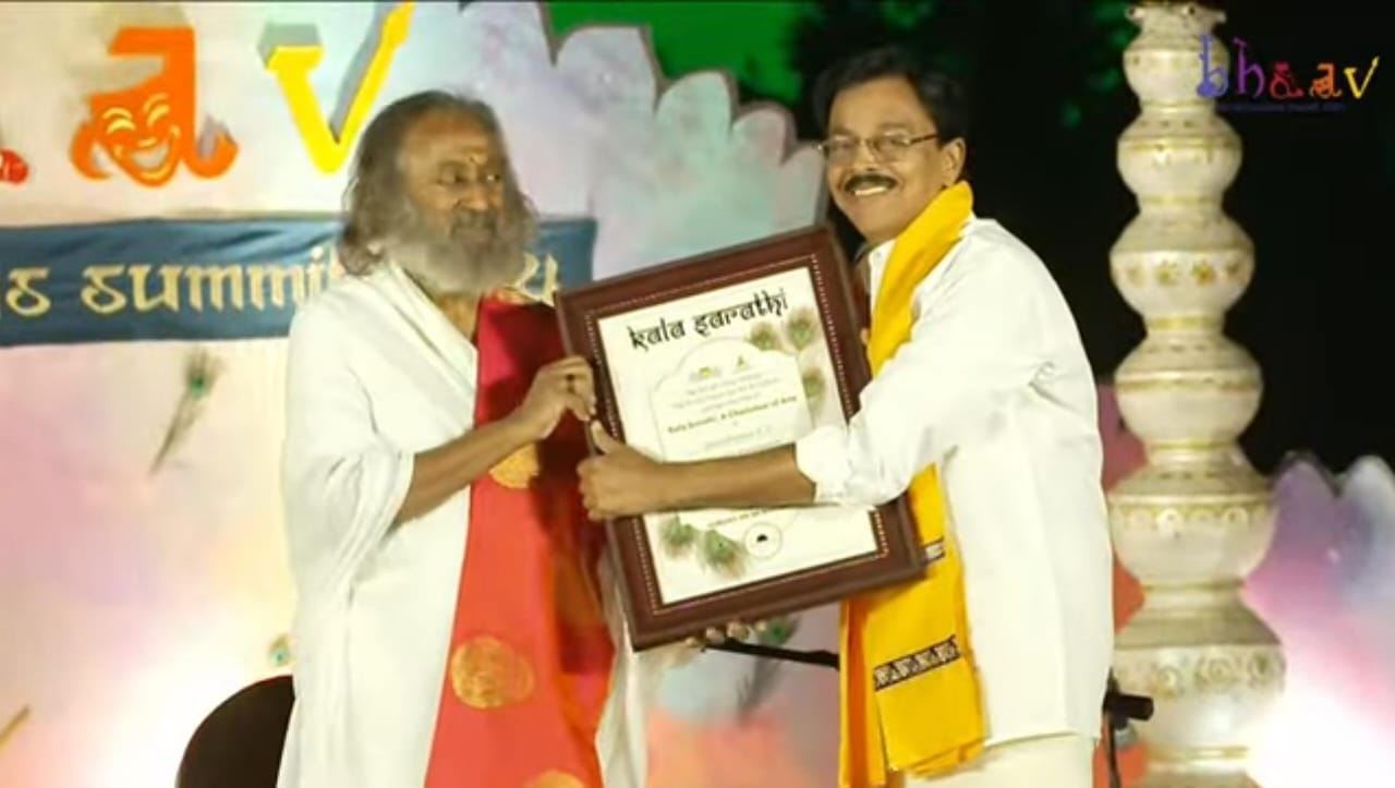 Sri V. S. Janardhanan receiving the Kalasarathi Award from Acharya Sri Sri Ravi Shankar