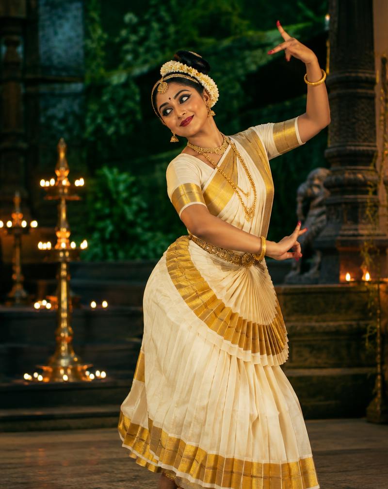 Mohiniyattam dancer
